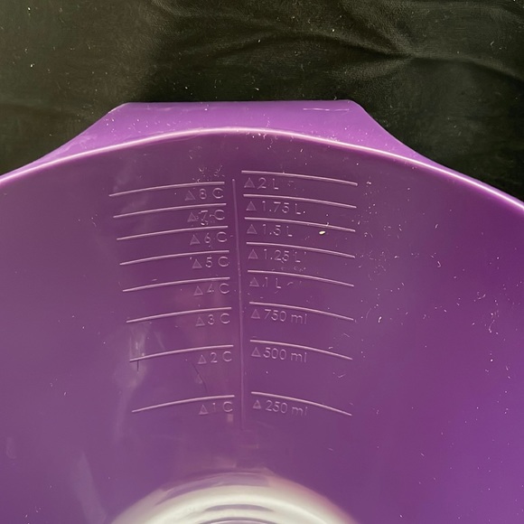 New POURfect Set of 2 Spill Poof Bowls w/Measurements inside of bowl - Picture 6 of 9